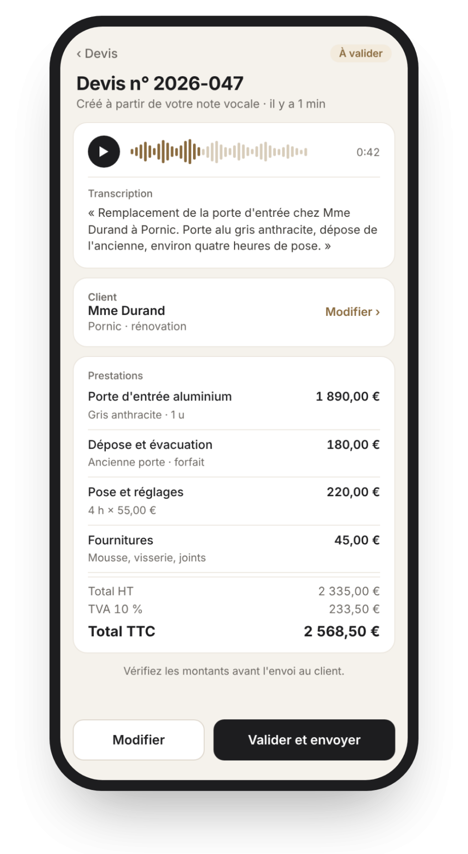Exemple d'écran : un devis de pose de porte d'entrée créé à partir d'une note vocale de 42 secondes, avec la transcription, le client et les lignes chiffrées, prêt à être validé.
